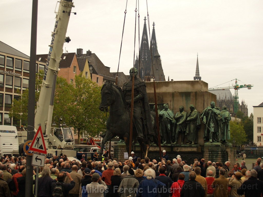Reiterdenkmal kehrt zurueck auf dem Heumarkt P44.JPG